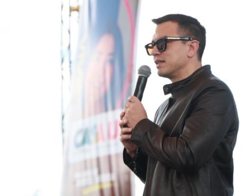 Durante su estancia en Estados Unidos, Noboa emitió dos decretos