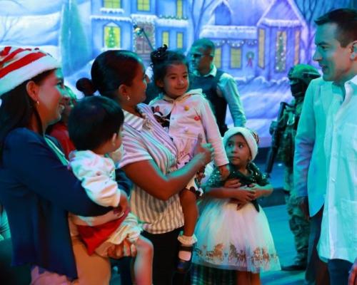 Noboa aseguró que uno de sus "compromisos más grandes" es "asegurar el futuro de los niños