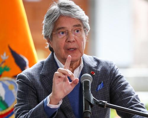 El exjefe de Estado ecuatoriano agregó que en la actualidad en varios países "se debilitan los contrapesos democráticos, se judicializa la política y se manipula la información"