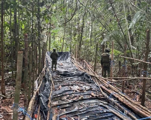 Un convoy fluvial fue interceptado en el río Corrientes y al menos siete trabajadores permanecen retenidos desde el 12 de abril