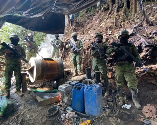 Las autoridades intensifican los operativos contra la extracción ilegal de oro en zonas amazónicas afectadas por la deforestación y el crimen organizado.