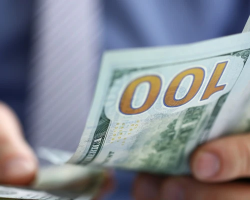 La divisa estadounidense bajó -$34,31 pesos respecto a la jornada anterior (-0.93%).