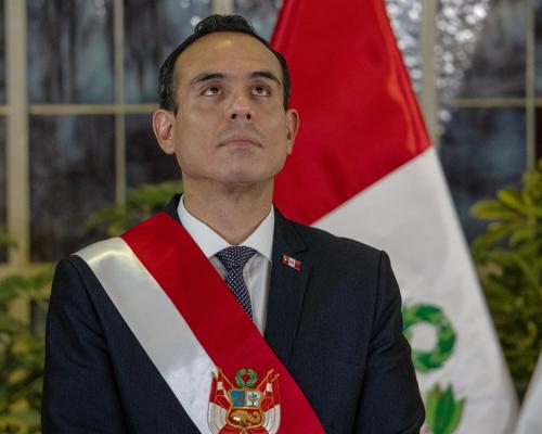 Legisladores peruanos lograron reunir el apoyo necesario para convocar un pleno extraordinario que debata la censura y posible destitución del presidente interino, en medio de un escándalo político y a pocos meses de las elecciones generales.