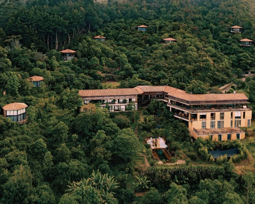 Entre bosque nublado, arquitectura de tierra y gastronomía local, Cannúa Lodge propone una forma más consciente de descubrir Colombia. 