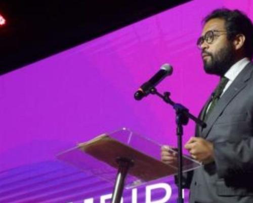 Atribuyó la decisión a “constantes ataques mediáticos”