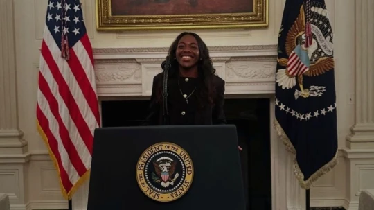 La deportista fue homenajeada junto a su equipo tras consagrarse campeona nacional de la NCAA 2025