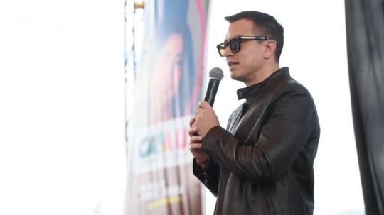 "El efecto de educar, de entregar becas, es multiplicador", afirmó.