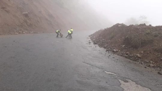 Entre las rutas con mayores complicaciones se encuentra la Cuenca-Girón-Pasaje, donde se han identificado deslizamientos en distintos tramos