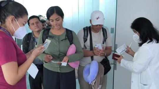 Carnet de vacunación es obligatorio para pasajeros que ingresan de Perú, Colombia, Bolivia y Brasil