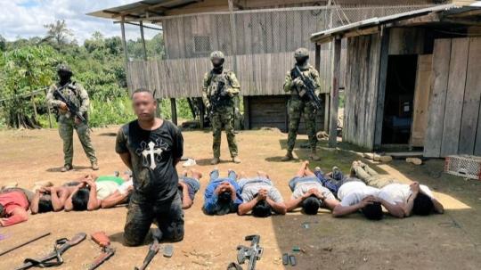 El Ejército de Ecuador señaló que detuvo a otros ocho presuntos integrantes del grupo irregular