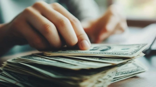 Conoce cuándo se paga el décimo cuarto sueldo en Ecuador en 2026, quiénes lo reciben, el monto oficial y las fechas según región.