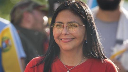 Rodríguez y su hermano, junto con un grupo de altos funcionarios venezolanos, presentaron dos propuestas aprobadas por Maduro