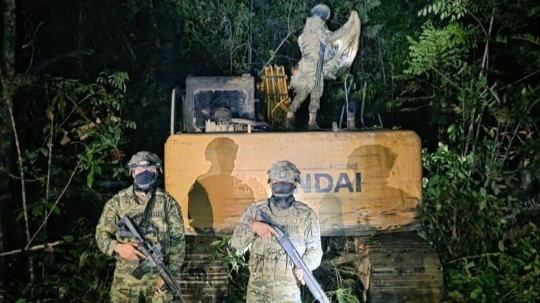 Las Fuerzas Armadas destruyeron maquinaria, combustible y campamentos clandestinos durante una intervención contra actividades extractivas ilegales en la Amazonía ecuatoriana.