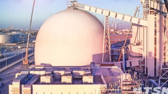 La refinería de Yanbu, operada por Samref comenzó a operar en 1984 con una capacidad diseñada de 263.000 barriles diarios de crudo