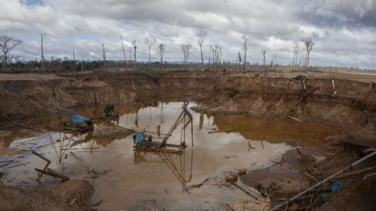Casi el 90 % del oro producido proviene de actividades ilegales