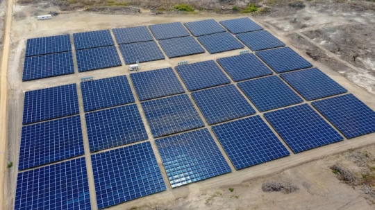 La infraestructura cuenta con una capacidad instalada de 6,6 megavatios en corriente continua 