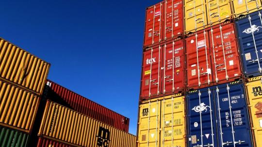 El proyecto contempla aplicar el arancel del 50 % a 281 subpartidas de origen ecuatoriano. Actualmente, la sobretasa del 30 % rige para 73 subpartidas