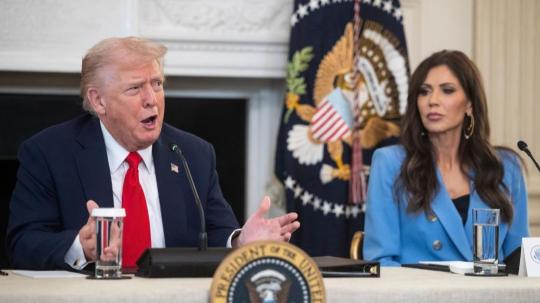 Kristi Noem agregó que "Gracias a Trump, 2,6 millones de personas han abandonado Estados Unidos"