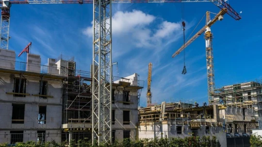Expertos advierten que las construcciones en ciudades cálidas deben reducir su dependencia del aire acondicionado para disminuir costos y emisiones