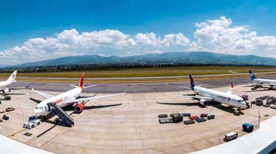 El transporte de flores aumentó 16 % en la temporada del Día de la Madre y se prevé la reactivación del aeropuerto de Latacunga