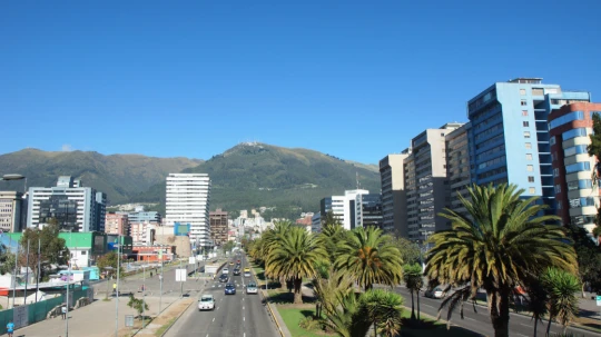 El ‘Pico y Placa’ en Quito es el plan de restricción vehicular con un horario de limitación del tráfico desde las 06:00 hasta las 09:30 y desde las 16:00 a las 20:00, de lunes a viernes, de acuerdo con el último dígito de la placa.