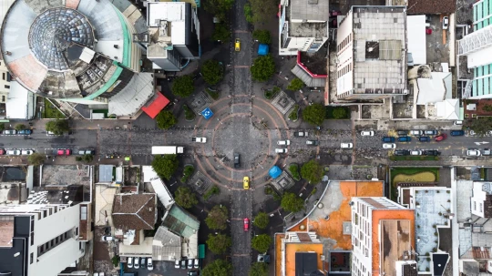 El ‘Pico y Placa’ en Quito es el plan de restricción vehicular con un horario de limitación del tráfico desde las 06:00 hasta las 09:30 y desde las 16:00 a las 20:00, de lunes a viernes, de acuerdo con el último dígito de la placa.