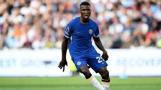 El mediocampista ecuatoriano deberá cumplir una suspensión tras acumulación de tarjetas, un golpe sensible para La Tri en su estreno mundialista.