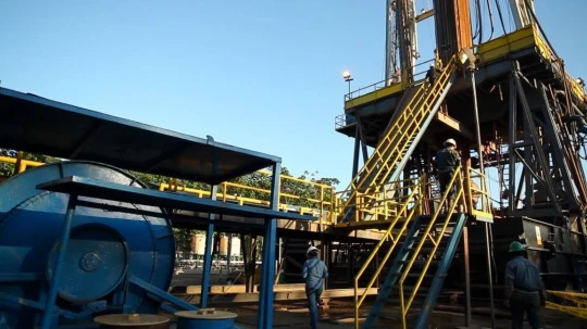 La producción ha caído drásticamente en los últimos años, hasta situarse en torno a los 349,000 barriles diarios en 2025