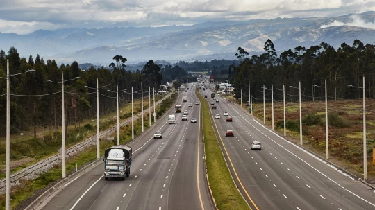 El ‘Pico y Placa’ en Quito es el plan de restricción vehicular con un horario de limitación del tráfico desde las 06:00 hasta las 09:30 y desde las 16:00 a las 20:00, de lunes a viernes, de acuerdo con el último dígito de la placa.