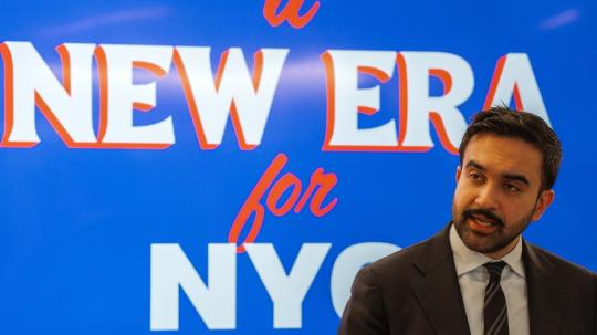 Nacida en Ecuador y criada en el barrio de Queens, Arteaga desarrolló su carrera en el sistema de salud pública de Nueva York.