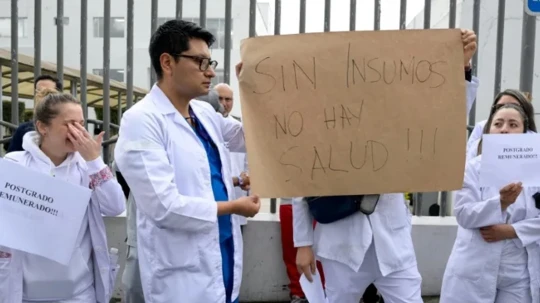 Médicos, pacientes y familiares protagonizaron una protesta en Quito para denunciar despidos masivos, escasez de medicamentos y falta de insumos básicos.