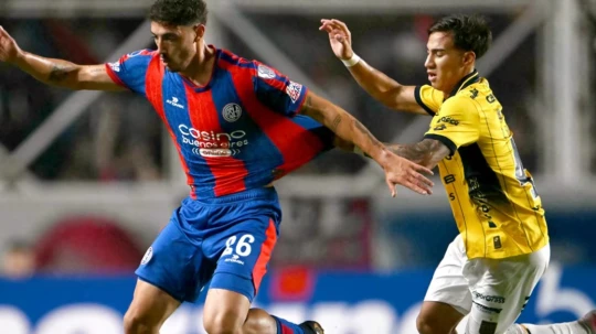 El equipo ecuatoriano perdió 2-0 en Buenos Aires y dejó escapar el liderato del Grupo D en la segunda fecha del torneo