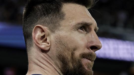 El duelo amistoso en Puerto Rico terminó con invasión de cancha, tensión entre jugadores y un inesperado momento que dejó a Lionel Messi en el suelo ante la mirada de miles de aficionados.