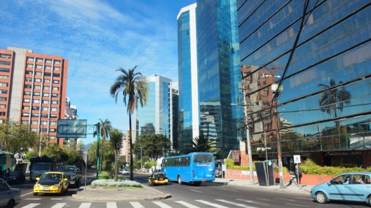 El ‘Pico y Placa’ en Quito es el plan de restricción vehicular con un horario de limitación del tráfico desde las 06:00 hasta las 09:30 y desde las 16:00 a las 20:00, de lunes a viernes, de acuerdo con el último dígito de la placa.