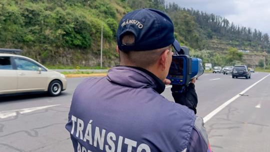 El ‘Pico y Placa’ en Quito es el plan de restricción vehicular con un horario de limitación del tráfico desde las 06:00 hasta las 09:30 y desde las 16:00 a las 20:00, de lunes a viernes, de acuerdo con el último dígito de la placa.