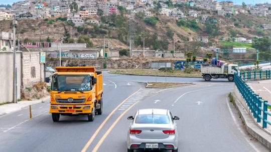 El ‘Pico y Placa’ en Quito es el plan de restricción vehicular con un horario de limitación del tráfico desde las 06:00 hasta las 09:30 y desde las 16:00 a las 20:00, de lunes a viernes, de acuerdo con el último dígito de la placa.