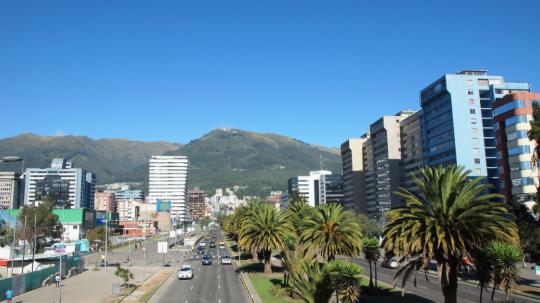 El ‘Pico y Placa’ en Quito es el plan de restricción vehicular con un horario de limitación del tráfico desde las 06:00 hasta las 09:30 y desde las 16:00 a las 20:00, de lunes a viernes, de acuerdo con el último dígito de la placa.