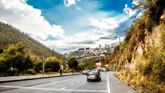 El ‘Pico y Placa’ en Quito es el plan de restricción vehicular con un horario de limitación del tráfico desde las 06:00 hasta las 09:30 y desde las 16:00 a las 20:00, de lunes a viernes, de acuerdo con el último dígito de la placa.