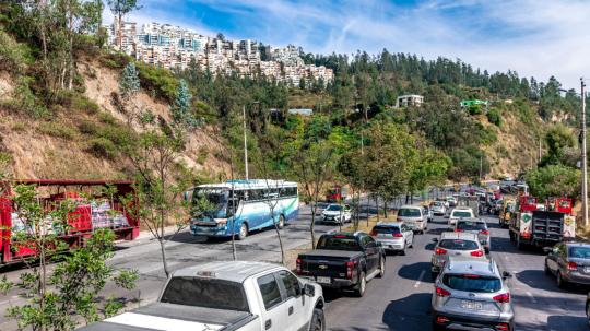 El ‘Pico y Placa’ en Quito es el plan de restricción vehicular con un horario de limitación del tráfico desde las 06:00 hasta las 09:30 y desde las 16:00 a las 20:00, de lunes a viernes, de acuerdo con el último dígito de la placa.
