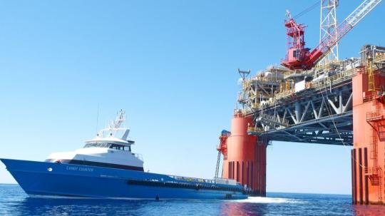 La AIE calcula ahora que la oferta global será de 106,2 millones de barriles diarios en 2025