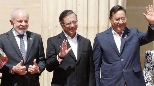 La cumbre de presidentes se lleva a cabo en la Plaza de Armas del Palacio de Nariño