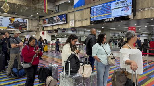 Autoridades y aerolíneas venezolanas se reunieron el lunes para coordinar acciones que aseguren la continuidad de los viajes