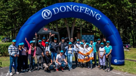 En una jornada junto a Galápagos Guardians, colaboradores de la automotriz intervinieron las riberas del río en Guangopolo 