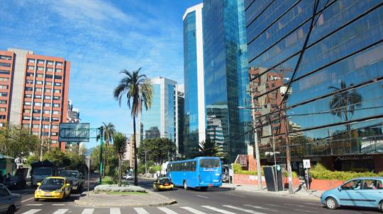 El ‘Pico y Placa’ en Quito es el plan de restricción vehicular con un horario de limitación del tráfico desde las 06:00 hasta las 09:30 y desde las 16:00 a las 20:00, de lunes a viernes, de acuerdo con el último dígito de la placa.