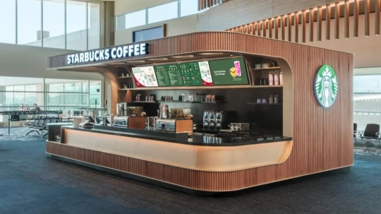 La cadena abre su octavo local en Ecuador apostando por un formato compacto en la zona de preembarque del Mariscal Sucre