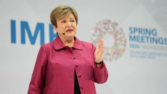 El organismo advierte que el encarecimiento de la energía podría obligar a endurecer la política monetaria