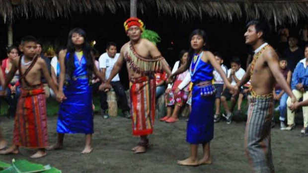 Los shuar fermentan chicha con danza