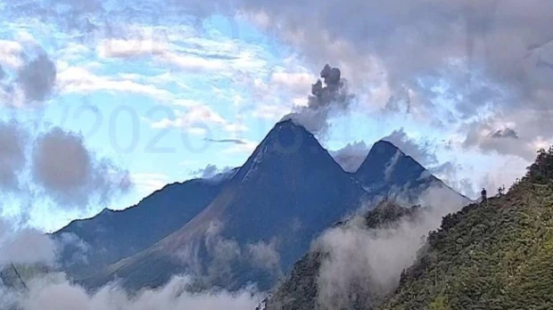 Nueva emisión de ceniza y rocas registra el volcán Reventador 