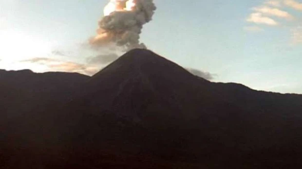 Incandescencia en cráter y emisiones de gas y ceniza en volcán Reventador