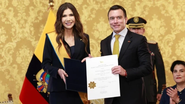 Ecuador condecora a Kristi Noem y refuerza alianza con EE.UU. en seguridad regional